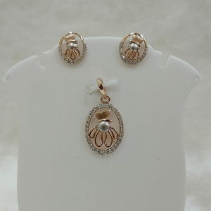 18k gold rose gold cz with white moti pendant