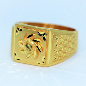 Gold cocktail gents ring