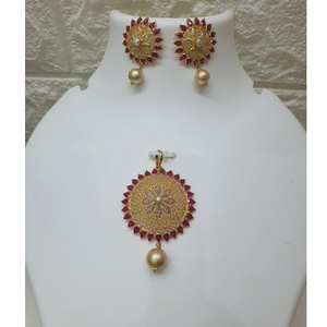18k Gold Round Shaped Pendant Set With Ruby