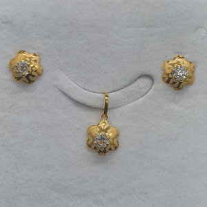 Gold White Diamond Pendant Set