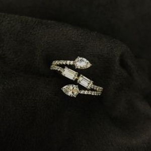 Stunning 9KT Swarovski Ladies Ring