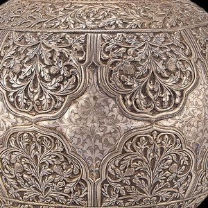 A 20c colonial indian solid silver vase , kut