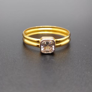 18 ct. gold ring single squre white diamond