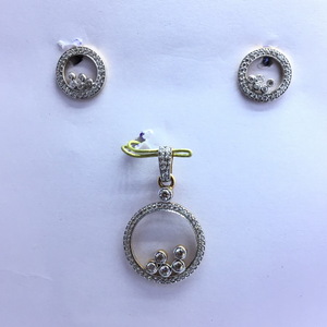 Designing round fancy gold pendant set