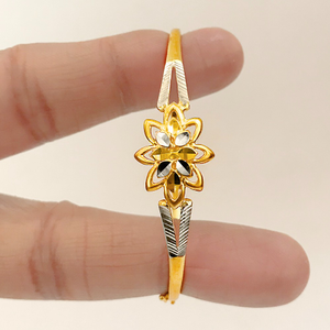18 Kt Stamped Yellow Gold White Double Flower