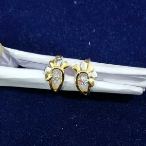 18KT Yellow Gold Pave Real Diamond Modern Ear