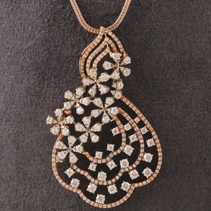 18KT Gold Gorgeous Design Diamond Pendant Set