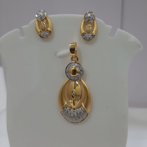 22k gold diamond round with oval shape penden