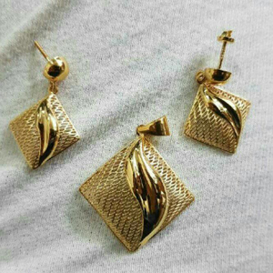 18kt Gold Fancy Ladies Pendant Set