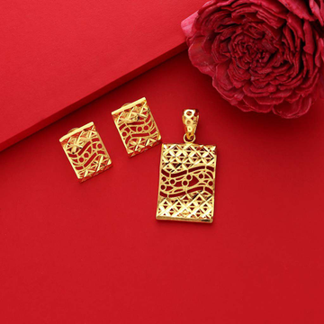 916 Gold pendant set by Ghunghru Jewellers