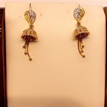 22k gold ladies classone earrings by Shree Godavari Gold Palace