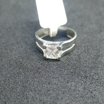 white diamond ring by Ghunghru Jewellers