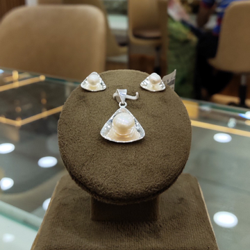 pendant set  by Ghunghru Jewellers