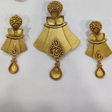 22k Gold plain with design pendent set by Sneh Ornaments