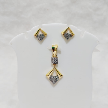 22k gold triangle shape diamond pendant set by 