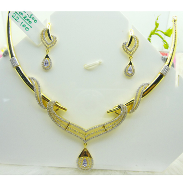 18 kt yellow gold stylish curve shape necklace