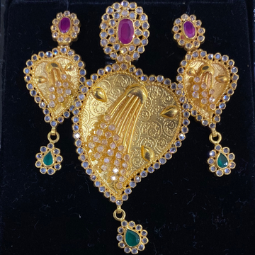 Antique gold pendant set by 