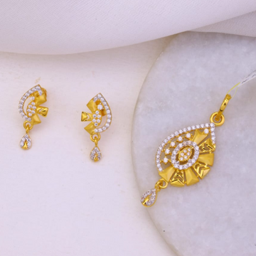 22Kt Gold Dazzling Pendant Set by 