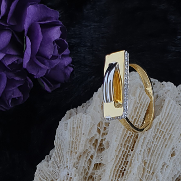 white and yellow ladies ring by 