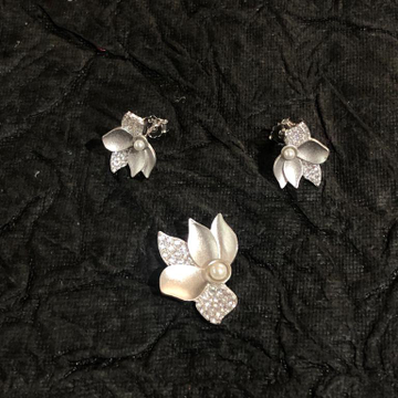 follower kasting silver pendant set by Aaj Gold Palace