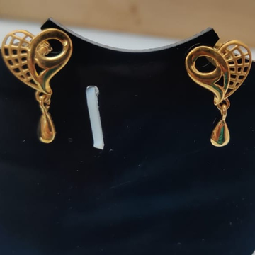 22 kt gold earrings by Aaj Gold Palace