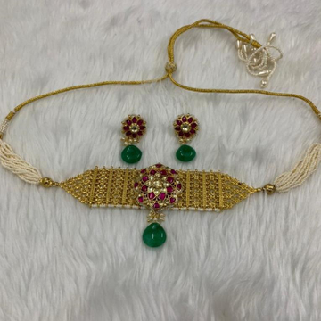 Attractive necklace set by 