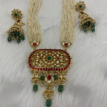 Traditional necklace set by 
