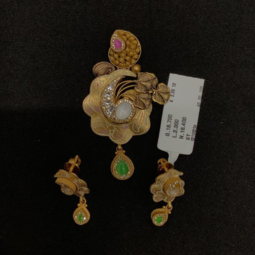 Gold regular pendant set by 
