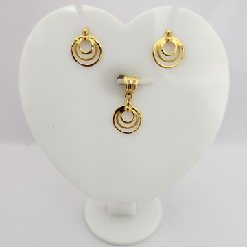 18K Gold Exclusive Round Shape Pendant Set by 