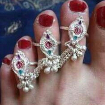 Kriti Silver Toe Rings by MOHA