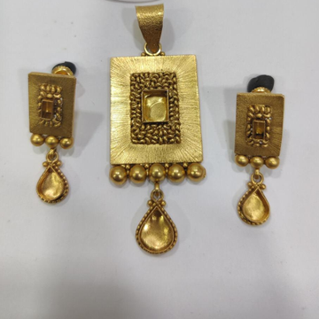 22k gold antique square shape pendent set  by Sneh Ornaments