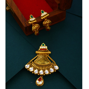 916 hallmark light weight Antique  gold pendant se...