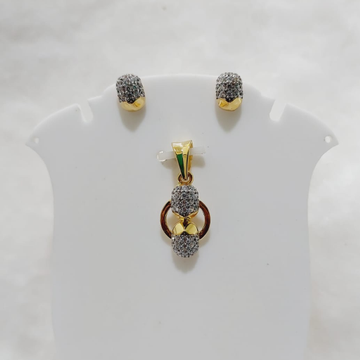 22k gold oval shaped diamond pendant set by 