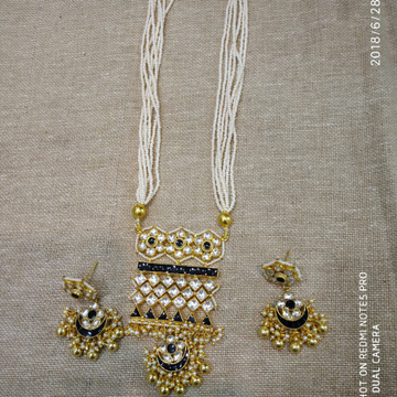 Fancy White Beaded Necklace Set 012