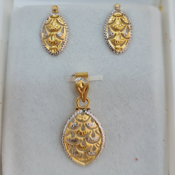 916 HALLMARK GOLD  PENDANT SET by Sangam Jewellers