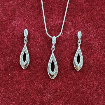 925 silver chain Ovel Shape pendant set by 