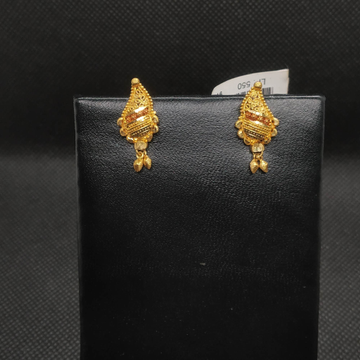 gold earrings by S.P. Jewellers