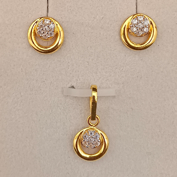 Round shape fancy design pendant set by 