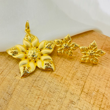 22k Gold Plain Floral Pendant Set by 