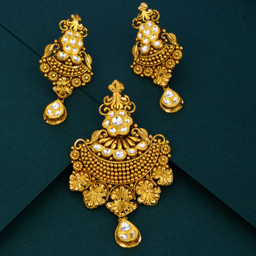 916 hallmark Antique  elegant gold design pendant...