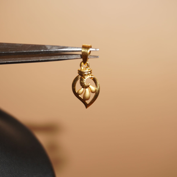 22k Gold Regal Pendant 65R170