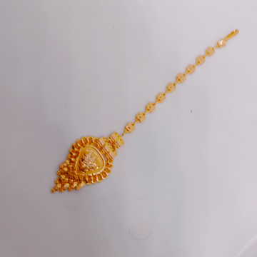 916 Gold Lotus Design Maang Tikka by Ghunghru Jewellers