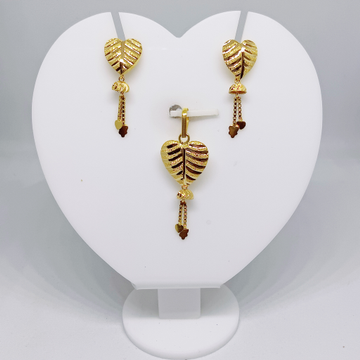 18k gold leaf pattern heart shape pendant set by 