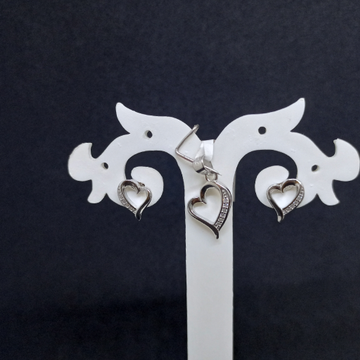 P16 Pendant Set by Ghunghru Jewellers