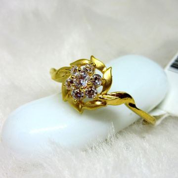 0.30 carat diamond flower design ring in white gold - BAUNAT