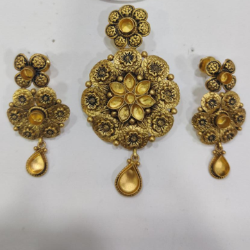 22k Gold oxidised pendent set  by Sneh Ornaments