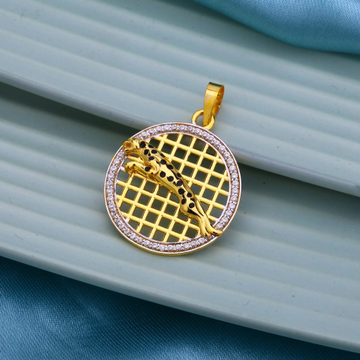 916 Gold Round Shape Pendant With Jaguar Design by 