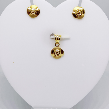 18k Yellow Gold plain rose pattern pendant set by 