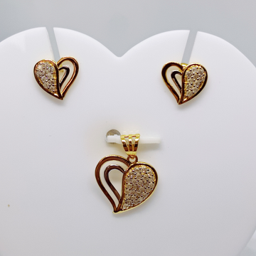 18k Gold Heart Shape Diamond Pendant Set by 