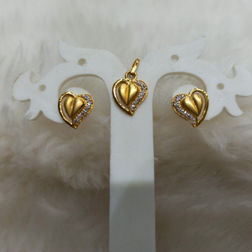 Gold 20c Heart Shape Pendant Set by Ghunghru Jewellers